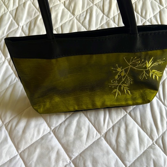 Beautiful hand-embroidered handbag in rich green color - Picture 5 of 16